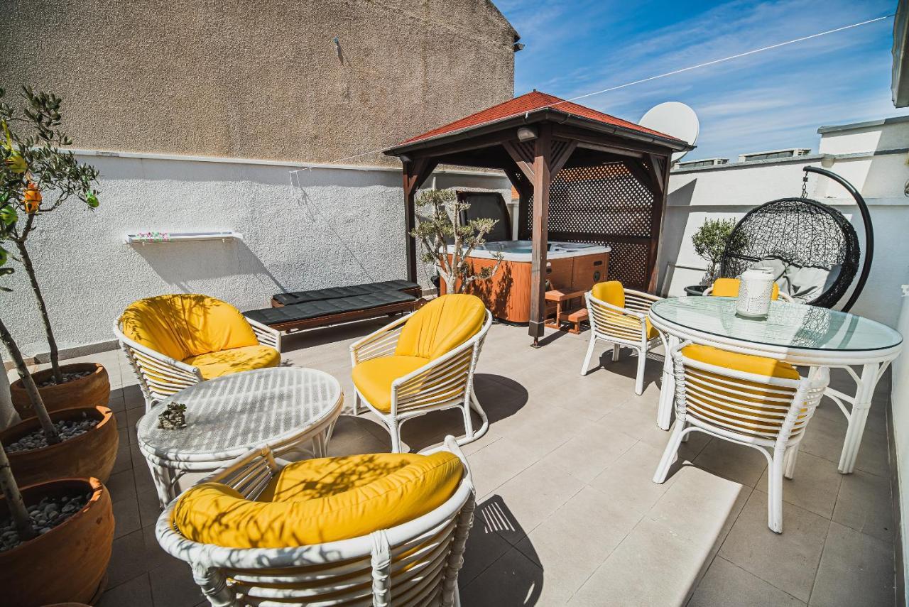 Downtown Luxury With Hot Tub