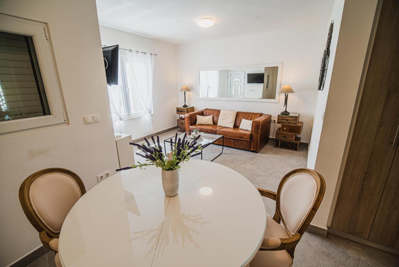 Downtown Luxury With Hot Tub Apartment