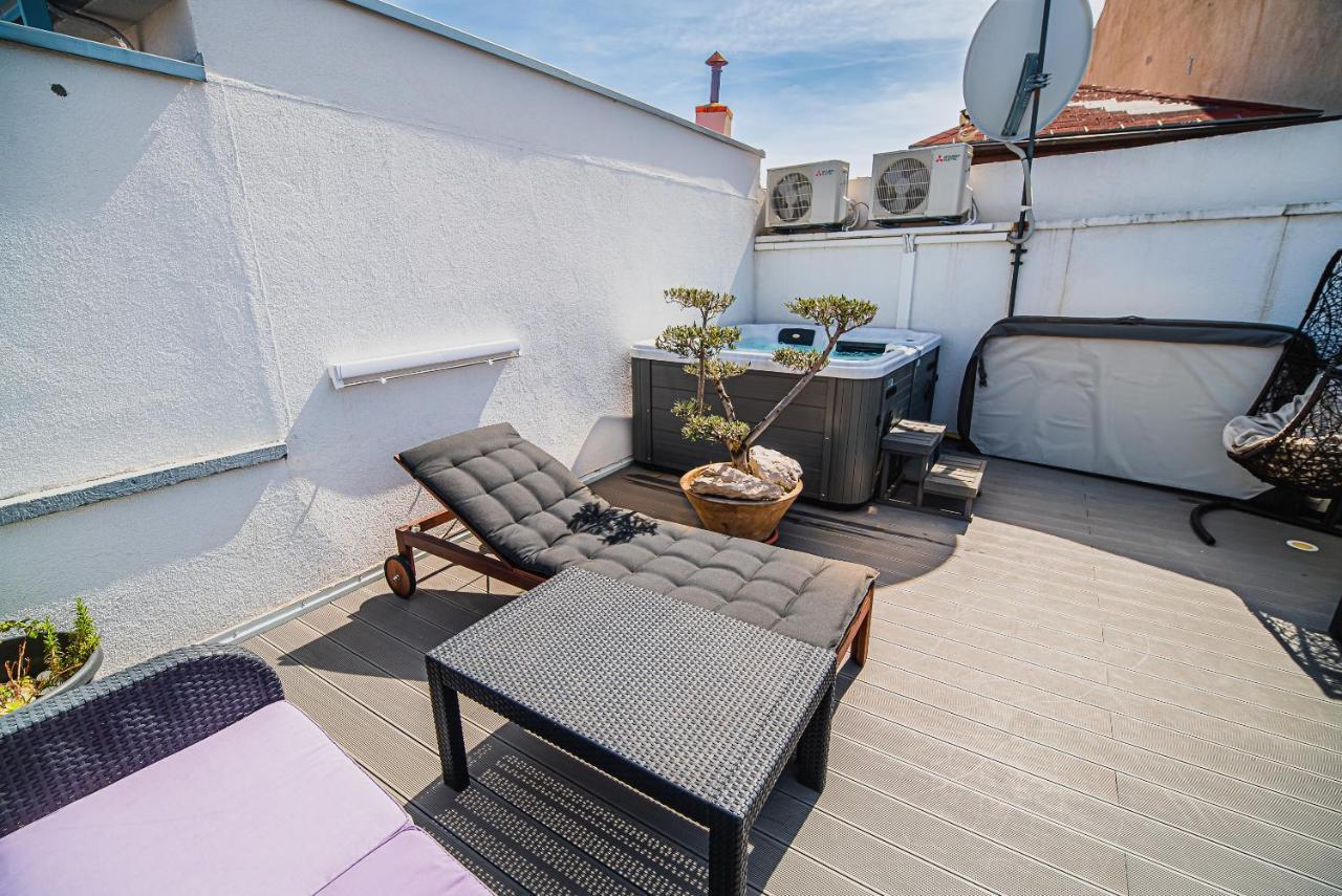 Apartment Downtown Luxury With Hot Tub *