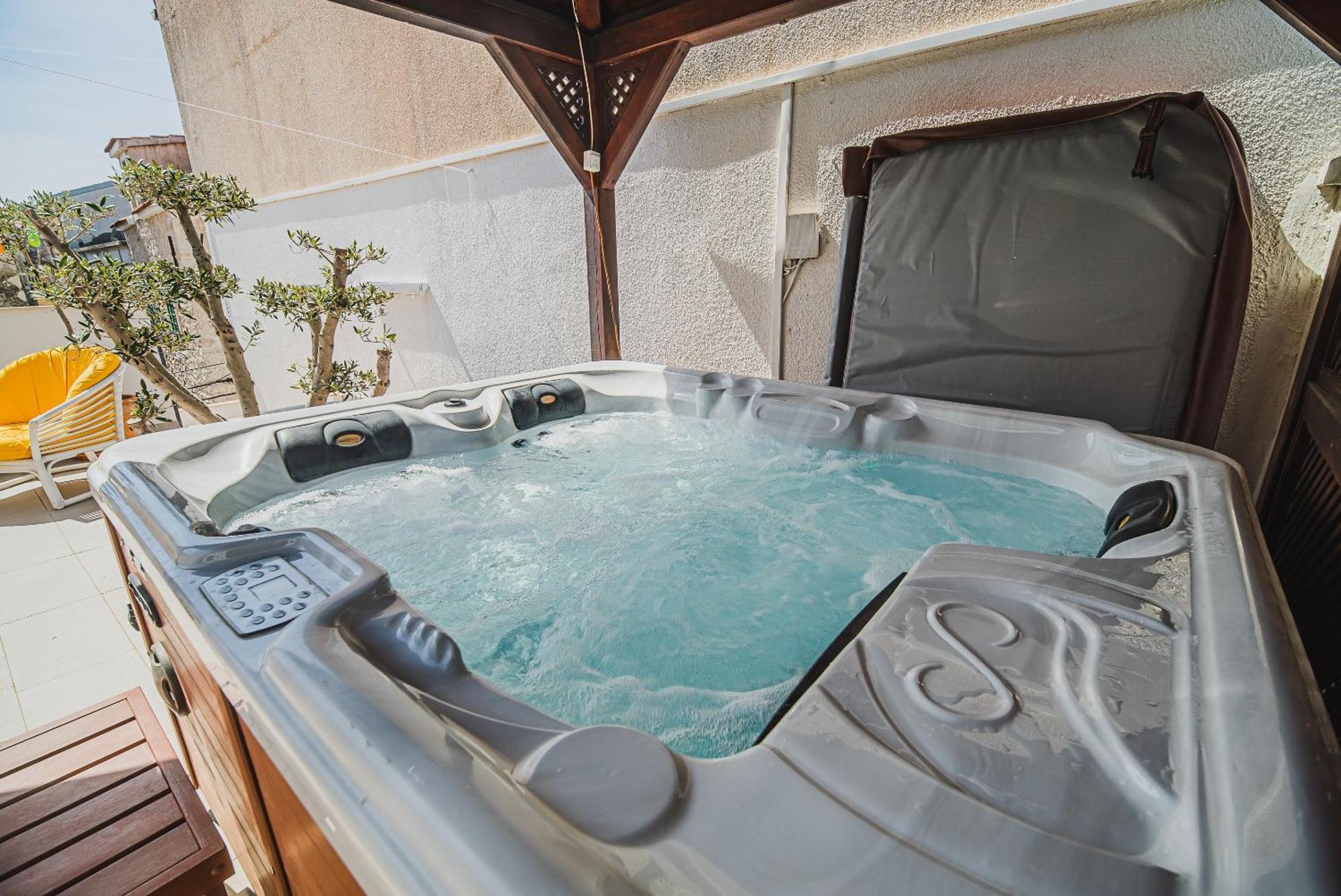 Downtown Luxury With Hot Tub