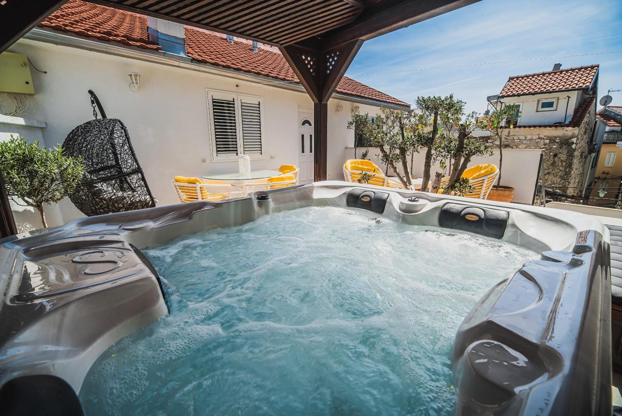 Downtown Luxury With Hot Tub Apartment