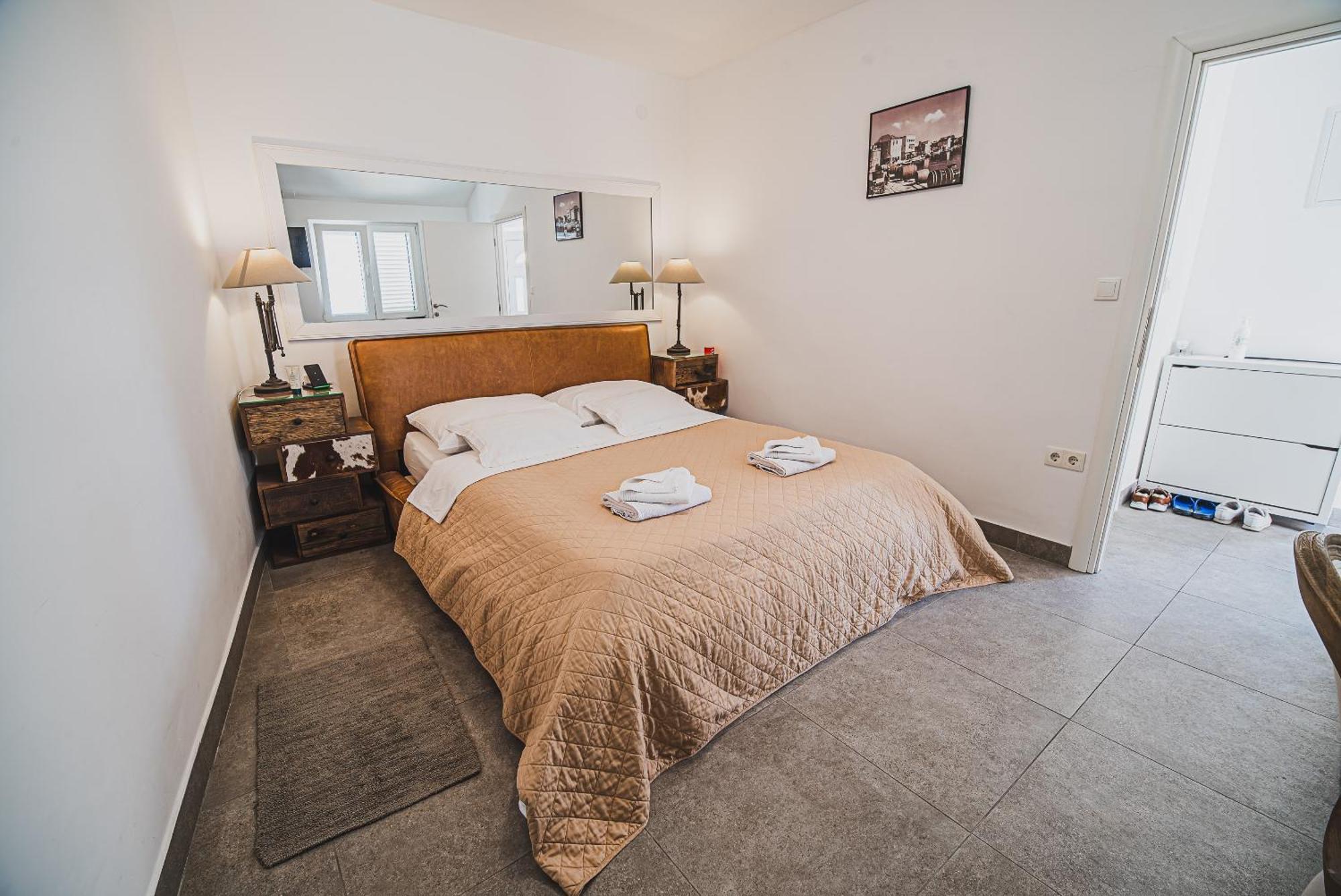 Apartment Downtown Luxury With Hot Tub *